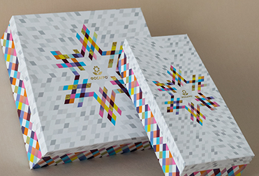 Коробки для новогоднего подарка с печатью логотипа, отделка тиснением золотой фольгой