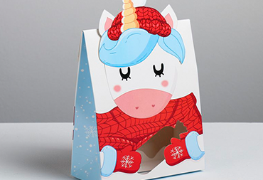 Новогодняя картонная коробка для набора конфет, печать на картоне, вырубка, возможно нанесение логотипа