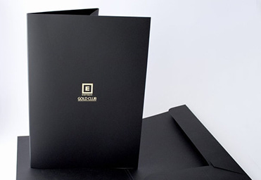 Папка из черной дизайнерской бумаги, с тиснением логотипа золотой фольгой
