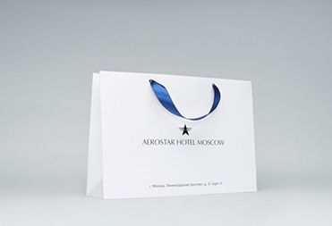Бумажный пакет из белого эфалина с тиснением логотипа и атласными ручками