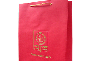 Пакет из красного эфалина с тиснением логотипа золотой фольгой