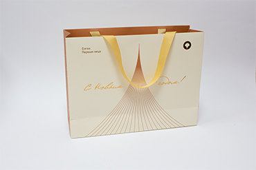 Новогодний бумажный пакет с логотипом: бумага мелованная 200 г/м2, печать Pantone, матовая ламинация, тиснение фольгой, атласные ручки