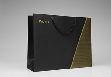 Черный бумажный пакет большого размера с логотипом и веревочными ручками