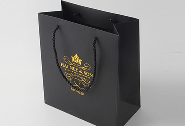 Черный бумажный пакет для бутика из дизайнерского картона с тиснением