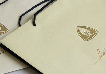 Бумажный пакет с офсетной печатью плашки и тиснением логотипа 