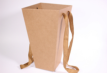 Подарочный бумажный пакет для доставки букета “трапеция” с длинными ручками, из крафт-картона, с донышком