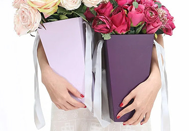 Бумажный пакет коробка для доставки цветочных композиций из дизайнерского разноцветного картона, с атласными ручками