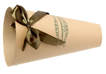 Бумажный пакет конус  для букета с тиснением фольгой логотипа и с атласной лентой
