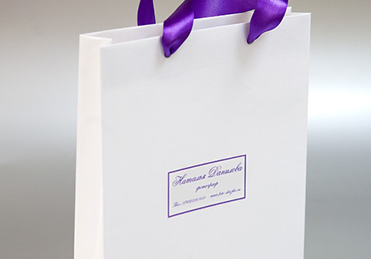 Ламинированный бумажный пакет белого цвета с логотипом 