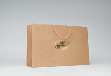 Бумажный пакет из крафта с тиснением логотипа золотой фольгой и с веревочными ручками